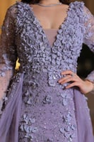 فستان سواريه لافندر مطرّز بتطريزات ثلاثية الأبعاد...