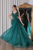 فستان سهرة بلون الاخضر يلفت الأنظار بتصميمه الراقي...