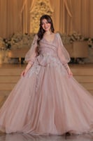 فستان سهرة ملكي بلون موكا هادئ ينبض بالرقي والروما...