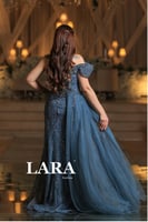 فستان بكتف واحد وتفاصيل لامعة بلون رمادي أنيق"