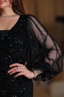 فستان سهرة أسود لامع بأكمام شفافة راقية تصميم فخم...