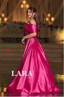 فستان ساحر بلون فوشي لامع، يتميز بقصة أوف شولدر أن...