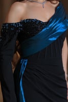 فستان أنيق وفخم بتصميم ملكي يجمع بين الرقي والجرأة...