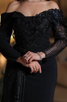 فستان سهرة أسود فاخر بأكتاف ساقطة وتطريز يدوي مع ش...