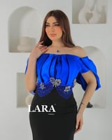 فستان مكشكش ومطوي بشكل أنيق، مع أكمام قصيرة تنسدل...