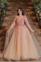 فستان يتميز بتصميم فخم ورومانسي يلفت الأنظار، ويجم...