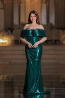 فستان سهرة فاخر بلون أخضر زمردي لامع، مصنوع من قما...
