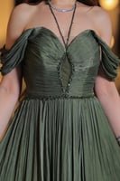 فستان سهرة زيتوني فاخر بأكتاف منسدلة وتصميم منفوش...