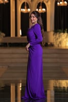 فستان سهرة أنيق بلون بنفسجي ملكي جذاب. يتميز بتصمي...