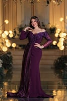 فستان سهرة بنفسجي فاخر بأكتاف ساقطة وتصميم مطرز حر...