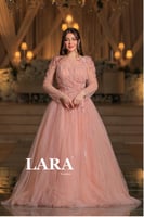 فستان يفيض أنوثة وأناقة، مصمم بلون خربزي ناعم يوحي...