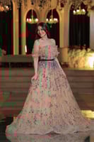 فستان يتميز بتصميم أنثوي فخم وراقي، يعكس الذوق الك...