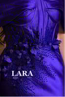 فستان ساحر بلون ارجواني ملكي لامع، يتميز بقصة أوف...