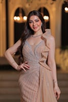 فستان سهرة بلون البيج يلفت الأنظار بتصميمه الراقي...