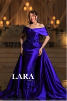 فستان ساحر بلون ارجواني ملكي لامع، يتميز بقصة أوف...