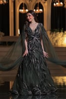 فستان سهرة فاخر وأنيق بتصميم راقٍ جدًا. لون الفستا...