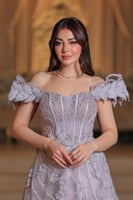 فستان سهرة فخم بطابع أنثوي راقٍ، يتميز بلونه البنف...