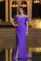 فستان أنيق وفخم، يتميز بتصميم طويل بلون بنفسجي يضف...