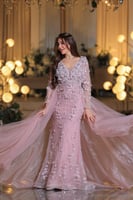 فستان سواريه لحمي مطرّز بتطريزات ثلاثية الأبعاد وت...