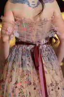 فستان يتميز بتصميم أنثوي فخم وراقي، يعكس الذوق الك...