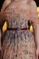 فستان يتميز بتصميم أنثوي فخم وراقي، يعكس الذوق الك...