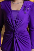 فستان سهرة أنيق بلون بنفسجي ملكي جذاب. يتميز بتصمي...