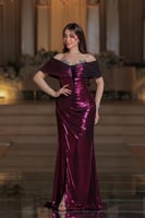 فستان سهرة أنيق باللون فوشي اللامع، يتميز بقماش سا...