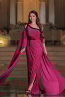 فستان يتميز بتصميم أنيق وملفت، بلونه العفوشي المفع...