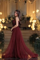 فستان السهرة البرغندي بتطريز لامع