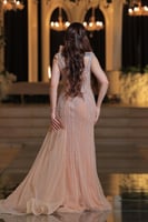 فستان سهرة بلون البيج يلفت الأنظار بتصميمه الراقي...