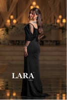 فستان أسود أنيق يخطف الأنظار، يتميز بقصة أوف شولدر...