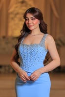 فستان سماوي طويل، ضيق يبرز القوام مزين بكريستالات...