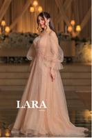 فستان يفيض أنوثة وأناقة، مصمم بلون لحمي ناعم يوحي...