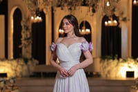 فستان أبيض فاخر بتدرجات وردية بنفسجية تصميم أنيق ب...