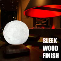 القمر العائم مع إضائة هادئة