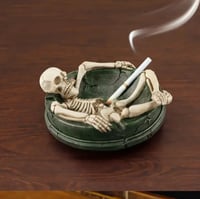 طفاية سجائر ديكورية على شكل هيكل عظمي