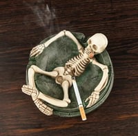 طفاية سجائر ديكورية على شكل هيكل عظمي