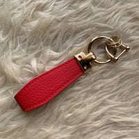 ميدالية مفاتيح جلد مضلعة + مفك