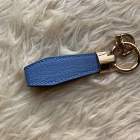 ميدالية مفاتيح جلد مضلعة + مفك