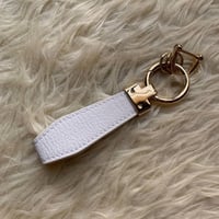 ميدالية مفاتيح جلد مضلعة + مفك