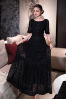 فستان طويل فخم مزيّن بطبقات القيطان