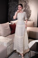 فستان طويل فخم مزيّن بطبقات القيطان