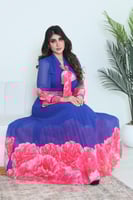 فستان طويل بتوريدات بالاطراف