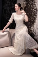 فستان طويل فخم مزيّن بطبقات القيطان