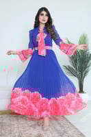 فستان طويل بتوريدات بالاطراف