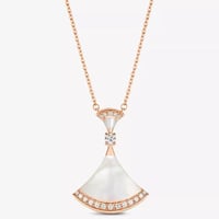 سلسال مع حجر طبيعي والماس من الطرفين