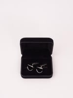 كبك ثوب فضي وأسود منحني صغير