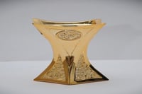 مبخرة ذهبية مع زخارف تراثية فاخرة