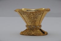 مبخرة ذهبية مزخرفة مع حجر