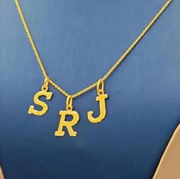 18K Gold Necklace with letter pendant - عقد ذهب عي...